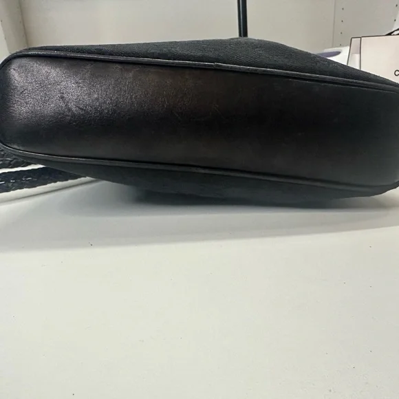 Gucci Black Crossbody Bag with Adjustable Strap and Minimalist Design - Picture 11 of 13